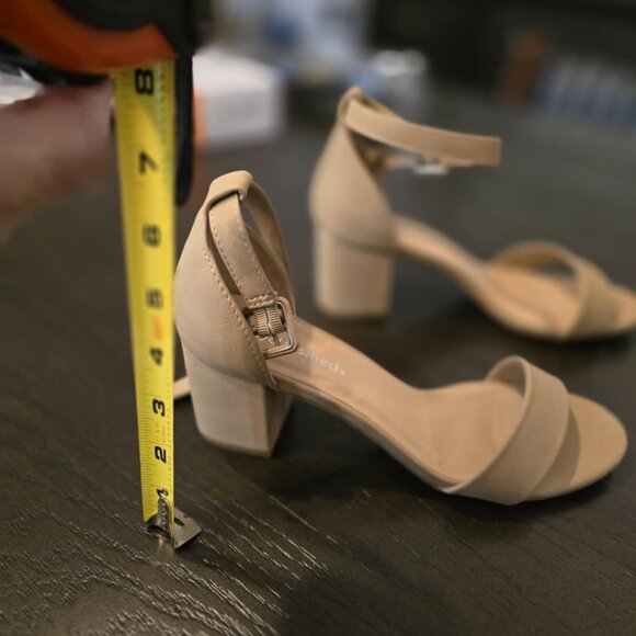 Cityclassified Shoes - Strappy 8M sandal with chunky heel - Cityclassified cream color new never worn